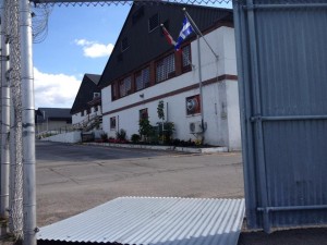Communiqué: Des Montréalais et Montréalaises arrachent la clôture du Centre de détention de l’immigration